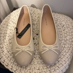 NWT Tahari Women's Cream Ballet Flats